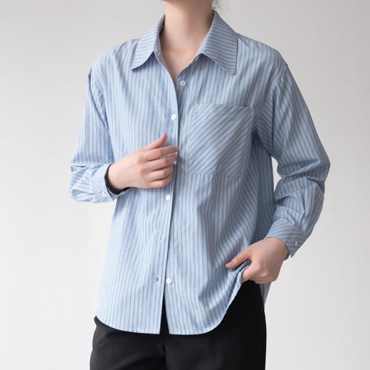 百媚生 慵懒松弛感蓝色条纹衬衫女设计感小众OL职业通勤叠穿衬衣 4062 商品图2