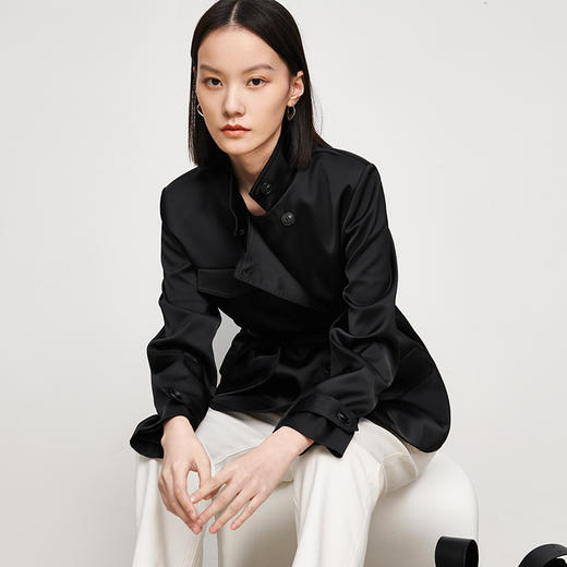 IN AND ON 缎面质感立领系带外套21428 商品图4