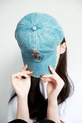 真的巨好看，立马气质不一样了。丹宁复古小标刺绣棒球帽C021768
