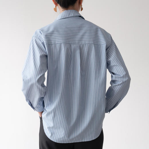 百媚生 慵懒松弛感蓝色条纹衬衫女设计感小众OL职业通勤叠穿衬衣 4062 商品图3