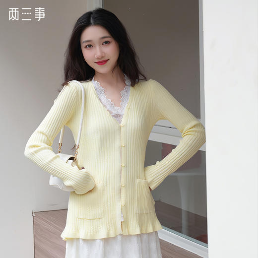 两三事 穿越时光 2025春季新款休闲蕾丝背心坑条针织开衫女两件套 商品图0
