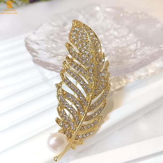 【精美饰品丨天然珍珠镶嵌K金胸针合集】白贝珍珠和K金组合，加上典雅大方的造型设计，整体款式非常的精致，无论是在胸前做点缀，还是在腰间、手腕上做搭配都好看，送人或自己佩戴，都是不错的选择奥 商品图10