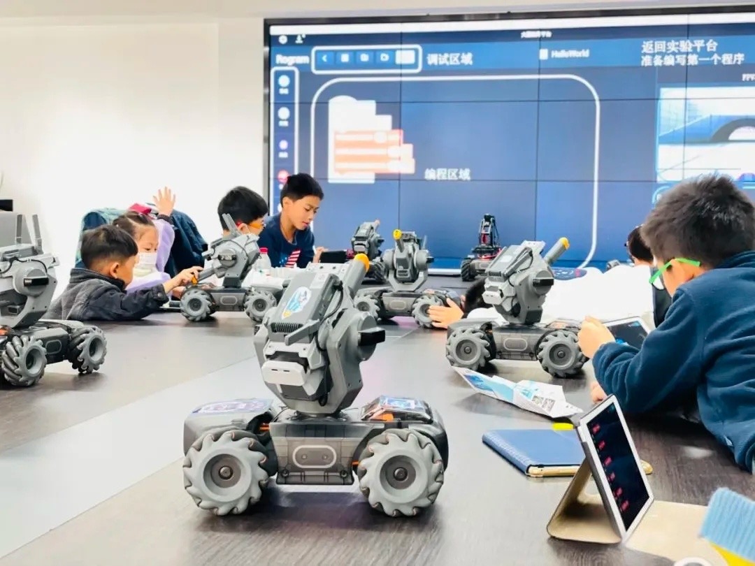 科技迷的盛宴【探秘大国重器·一日研学营】获官方证书➕文明兴蓉服务6 小时
🦾2025 开大飞机，玩机甲大师，开启科技研学探索新体验