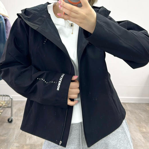 【2月18日 上午12:30 秒杀】一年四季可穿的 Lu家 三色 立体 短款压胶冲锋衣 透气网布拼接设计 商品图1