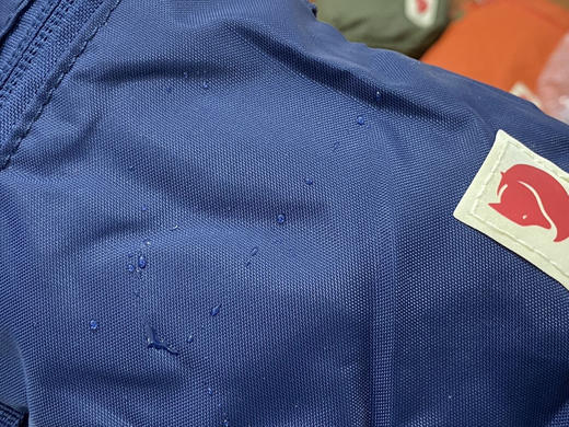 High Coast Pocket 北极狐小挎包推荐 男女都能背，五个色

出口美国的订单！！妥妥原单，东西非常好

官方35美金，合人民币255元左右 商品图11