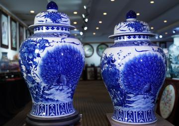 釉下青花孔雀开屏将军罐 商品图0