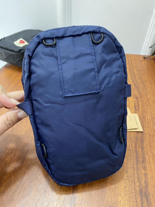 High Coast Pocket 北极狐小挎包推荐 男女都能背，五个色

出口美国的订单！！妥妥原单，东西非常好

官方35美金，合人民币255元左右 商品图9