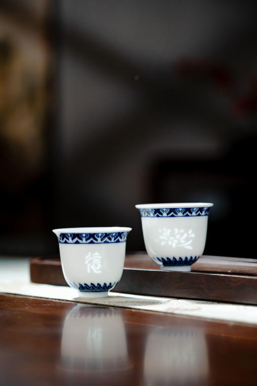 有格调的饮茶伴侣 | 厚德载物 富玉景德镇手绘青花玲珑茶具套组 商品图3