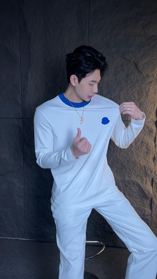 T2250春夏新款时尚个性韩版蓝白撞色圆领长袖T恤百搭潮流套头打底衫 商品图0