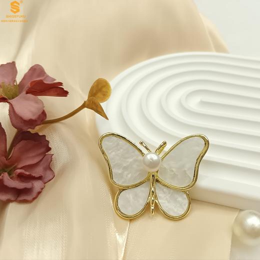 【精美饰品丨天然珍珠镶嵌K金胸针合集】白贝珍珠和K金组合，加上典雅大方的造型设计，整体款式非常的精致，无论是在胸前做点缀，还是在腰间、手腕上做搭配都好看，送人或自己佩戴，都是不错的选择奥 商品图7