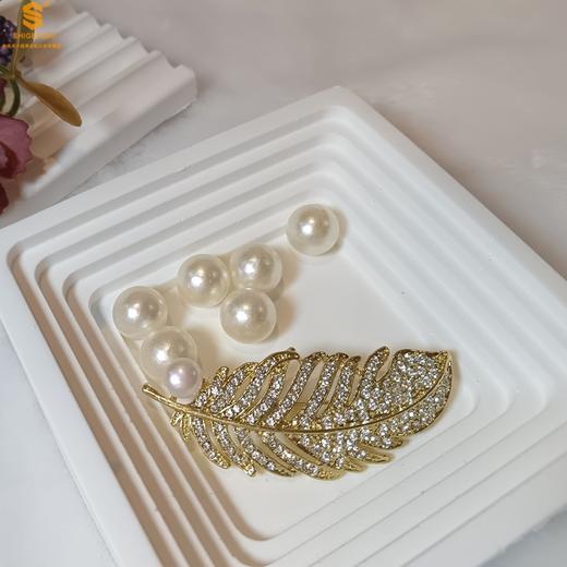 【精美饰品丨天然珍珠镶嵌K金胸针合集】白贝珍珠和K金组合，加上典雅大方的造型设计，整体款式非常的精致，无论是在胸前做点缀，还是在腰间、手腕上做搭配都好看，送人或自己佩戴，都是不错的选择奥 商品图9