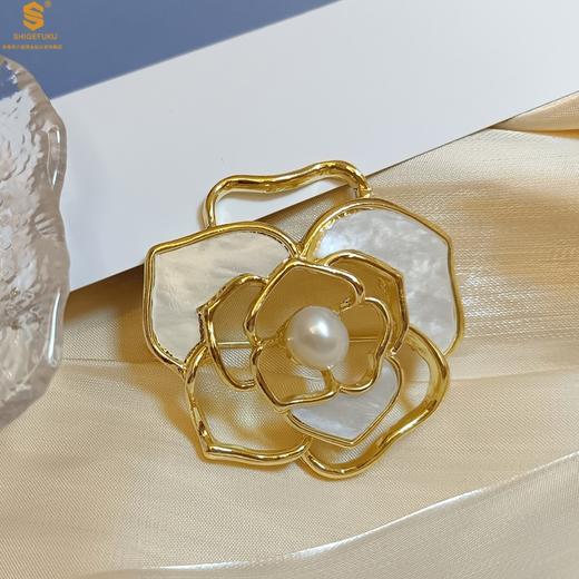 【精美饰品丨天然珍珠镶嵌K金胸针合集】白贝珍珠和K金组合，加上典雅大方的造型设计，整体款式非常的精致，无论是在胸前做点缀，还是在腰间、手腕上做搭配都好看，送人或自己佩戴，都是不错的选择奥 商品图4