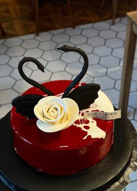 高级氛围红色黑天鹅慕斯女神