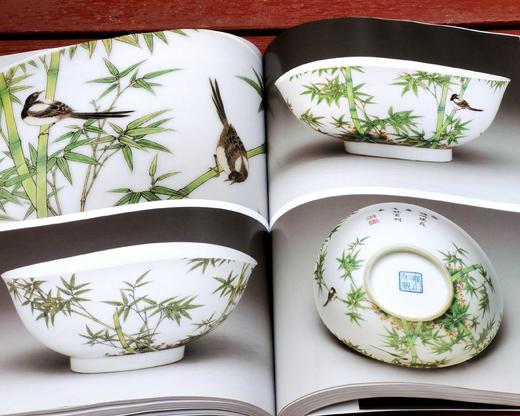 《金成旭映：清雍正珐琅彩瓷》，余佩瑾主编，大16开，平装，359元，故宫出版社2013年初版，2022年三印。售价468元。

珐琅彩瓷是指使用珐琅彩料在瓷胎上彩绘装饰纹样的瓷器，而「金成」、「旭映」 商品图11