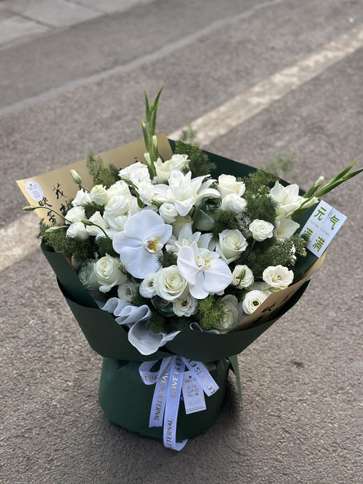 插花泥半开放式白绿色系 圆形花束 商品图1