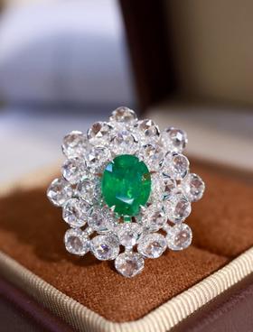 1.819ct刻面祖母绿戒指