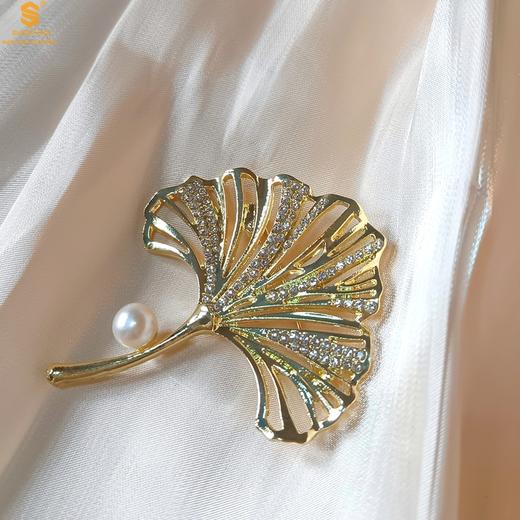【精美饰品丨天然珍珠镶嵌K金胸针合集】白贝珍珠和K金组合，加上典雅大方的造型设计，整体款式非常的精致，无论是在胸前做点缀，还是在腰间、手腕上做搭配都好看，送人或自己佩戴，都是不错的选择奥 商品图12