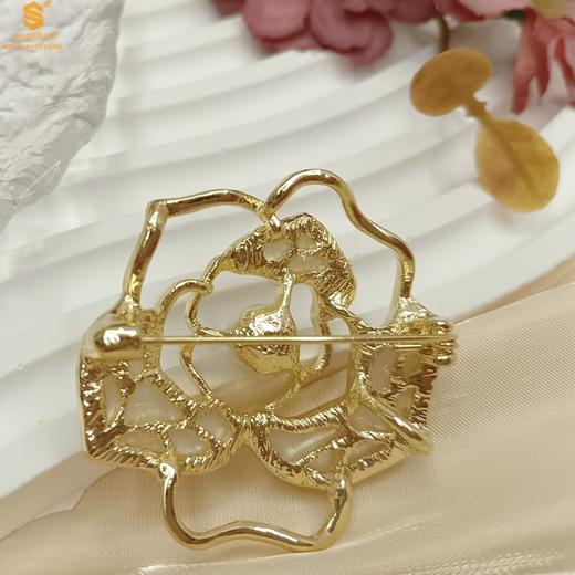 【精美饰品丨天然珍珠镶嵌K金胸针合集】白贝珍珠和K金组合，加上典雅大方的造型设计，整体款式非常的精致，无论是在胸前做点缀，还是在腰间、手腕上做搭配都好看，送人或自己佩戴，都是不错的选择奥 商品图6