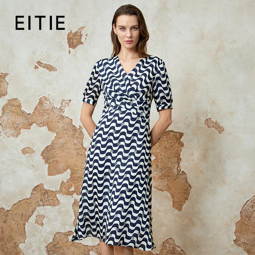 EITIE爱特爱夏季新款气质V领收腰通勤显瘦通勤印花连衣裙8207914 商品图0