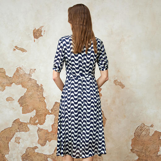 EITIE爱特爱夏季新款气质V领收腰通勤显瘦通勤印花连衣裙8207914 商品图4