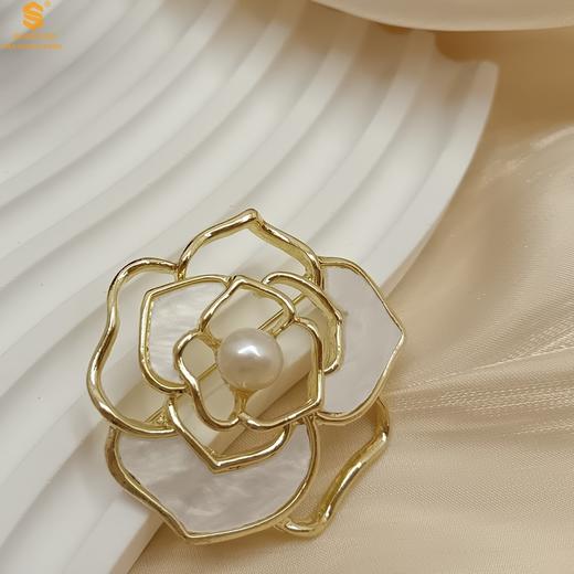 【精美饰品丨天然珍珠镶嵌K金胸针合集】白贝珍珠和K金组合，加上典雅大方的造型设计，整体款式非常的精致，无论是在胸前做点缀，还是在腰间、手腕上做搭配都好看，送人或自己佩戴，都是不错的选择奥 商品图5