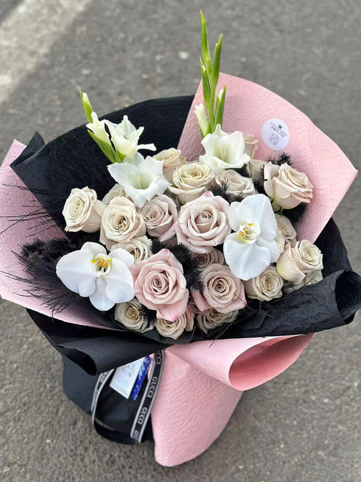 手打半开放式曼塔玫瑰混搭花束 商品图0