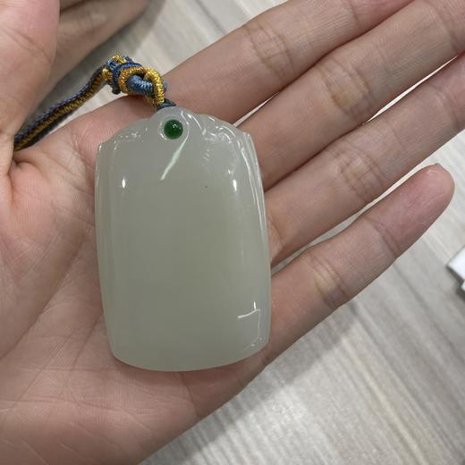 D和田玉吊坠-一点绿大无事牌配绳约36*54 商品图0