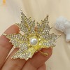【精美饰品丨天然珍珠镶嵌K金胸针合集】白贝珍珠和K金组合，加上典雅大方的造型设计，整体款式非常的精致，无论是在胸前做点缀，还是在腰间、手腕上做搭配都好看，送人或自己佩戴，都是不错的选择奥 商品缩略图2