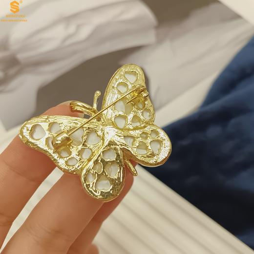 【精美饰品丨天然珍珠镶嵌K金胸针合集】白贝珍珠和K金组合，加上典雅大方的造型设计，整体款式非常的精致，无论是在胸前做点缀，还是在腰间、手腕上做搭配都好看，送人或自己佩戴，都是不错的选择奥 商品图8
