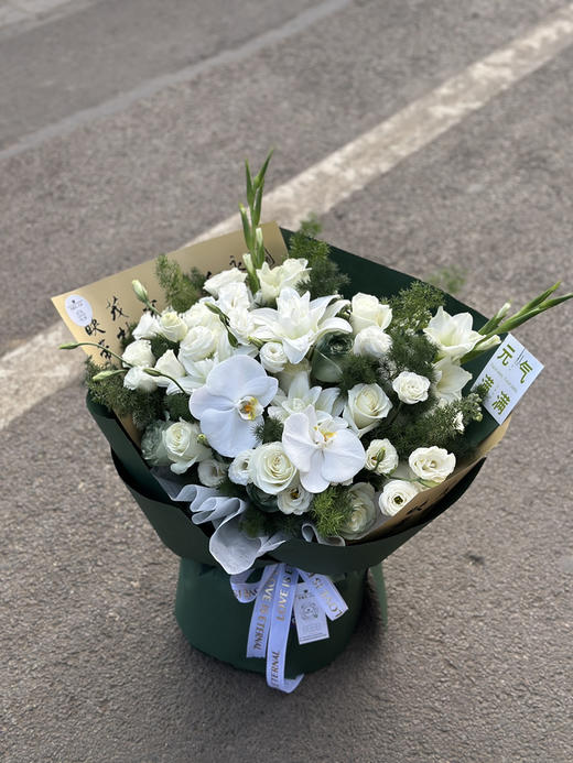 插花泥半开放式白绿色系 圆形花束 商品图0