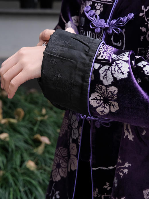 盛唐牡丹| 紫色丝绒烫银对襟外套 商品图4