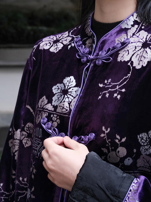 盛唐牡丹| 紫色丝绒烫银对襟外套 商品图3