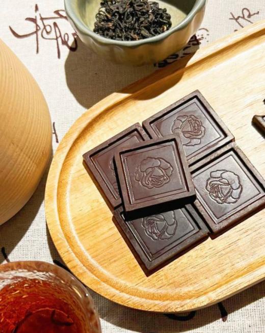 💖38女神节巧克力礼盒装你准备好了吗🔥?三八节、女神节就要到了🎉，你还在为送什么礼物而烦恼吗? 💟别担心，这款【🎀甘滋罗.玫瑰型可可脂薄片黑巧克力礼盒】👏绝对是你的不二之选! 商品图5