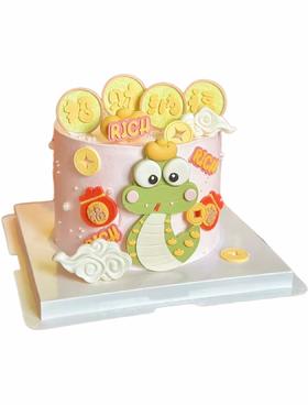 新品“灵蛇纳福”蛋糕上面的装饰是巧克力可食用，提前5小时预定