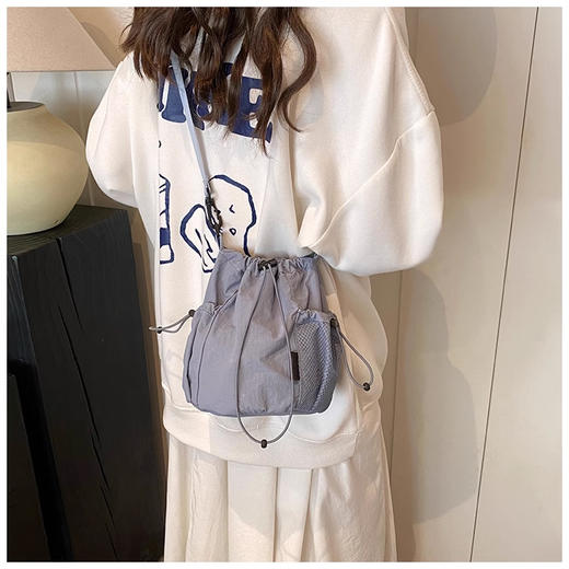 裁缝学苑AQ426韩版休闲新款小众单肩包斜挎包小布包手机包女休闲百搭迷你小桶包 商品图7