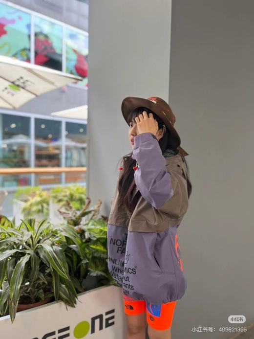 TNF X Online Ceramics 联名款户外休闲冲锋衣 商品图5