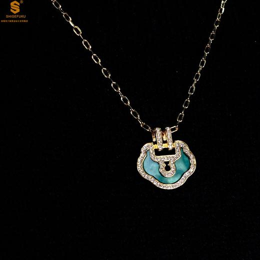 【精美饰品丨麒麟花荷如意项链】项链采用“锁”作为设计灵感，外框镶嵌了靓丽的小钻，设计风格别具一格，款式精致美丽，典雅大方，适合多种场合佩戴 商品图2