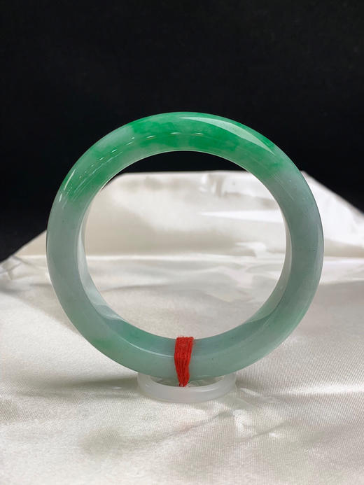 612250，55.3圈口，飘绿正圈平安镯，淡底色飘一截阳绿色，色浓，底子细腻，内圈有个矿点 商品图0