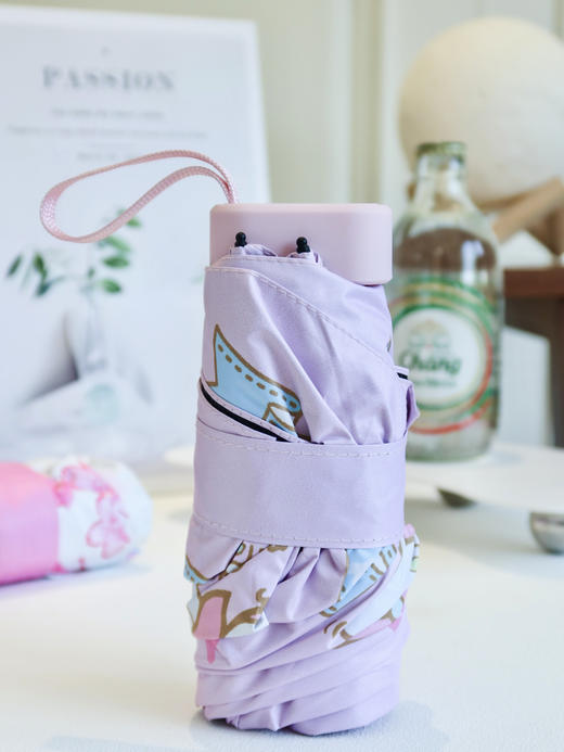 遊器物三丽鸥晴雨伞🔺4款IP：玉桂狗、酷洛米、美乐蒂、帕恰狗 ✅黑胶防晒涂层，UPF50+，伞下降温6-13°C ✅6骨黑漆铁伞架，狂风暴雨天都不怕 ✅小巧轻量，仅224g，手机般大小 商品图1