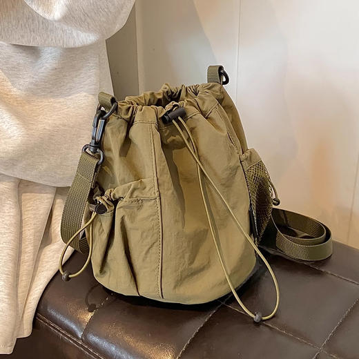 裁缝学苑AQ426韩版休闲新款小众单肩包斜挎包小布包手机包女休闲百搭迷你小桶包 商品图1