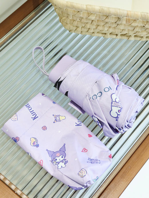 遊器物三丽鸥晴雨伞🔺4款IP：玉桂狗、酷洛米、美乐蒂、帕恰狗 ✅黑胶防晒涂层，UPF50+，伞下降温6-13°C ✅6骨黑漆铁伞架，狂风暴雨天都不怕 ✅小巧轻量，仅224g，手机般大小 商品图3