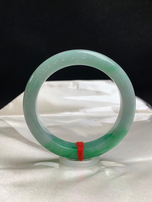 612250，55.3圈口，飘绿正圈平安镯，淡底色飘一截阳绿色，色浓，底子细腻，内圈有个矿点 商品图3