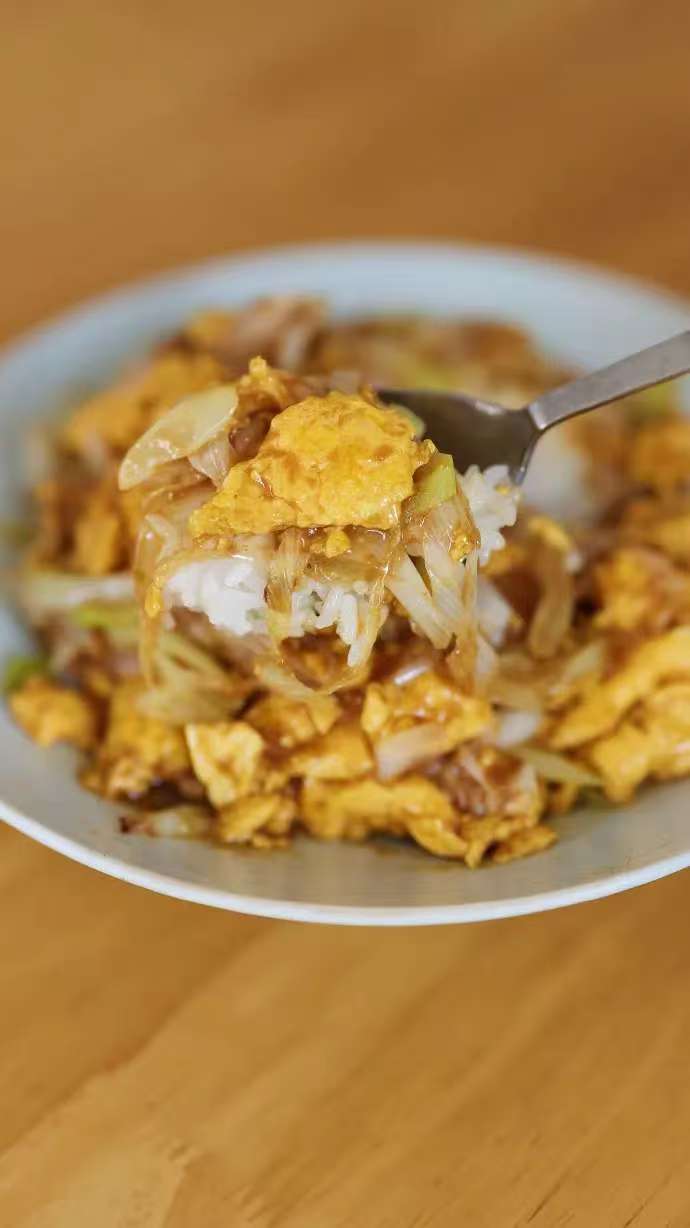 大葱炒鸡蛋盖饭