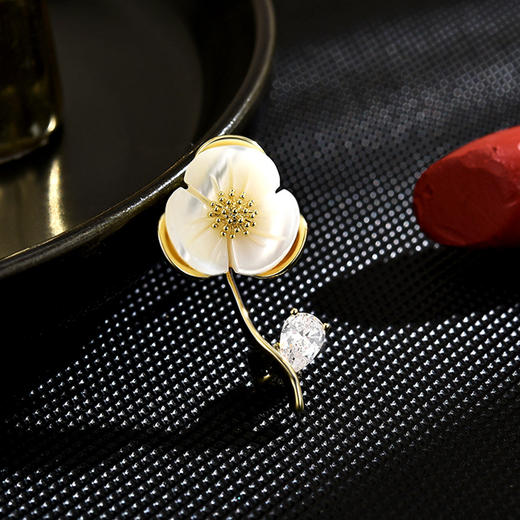 雀说小众甜美天然贝母三瓣花小胸针简约百搭防走光胸花领针扣AL259 商品图0
