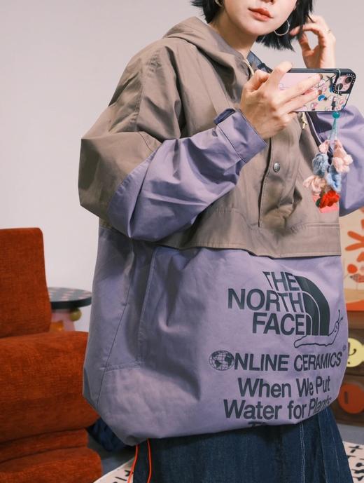 TNF X Online Ceramics 联名款户外休闲冲锋衣 商品图7