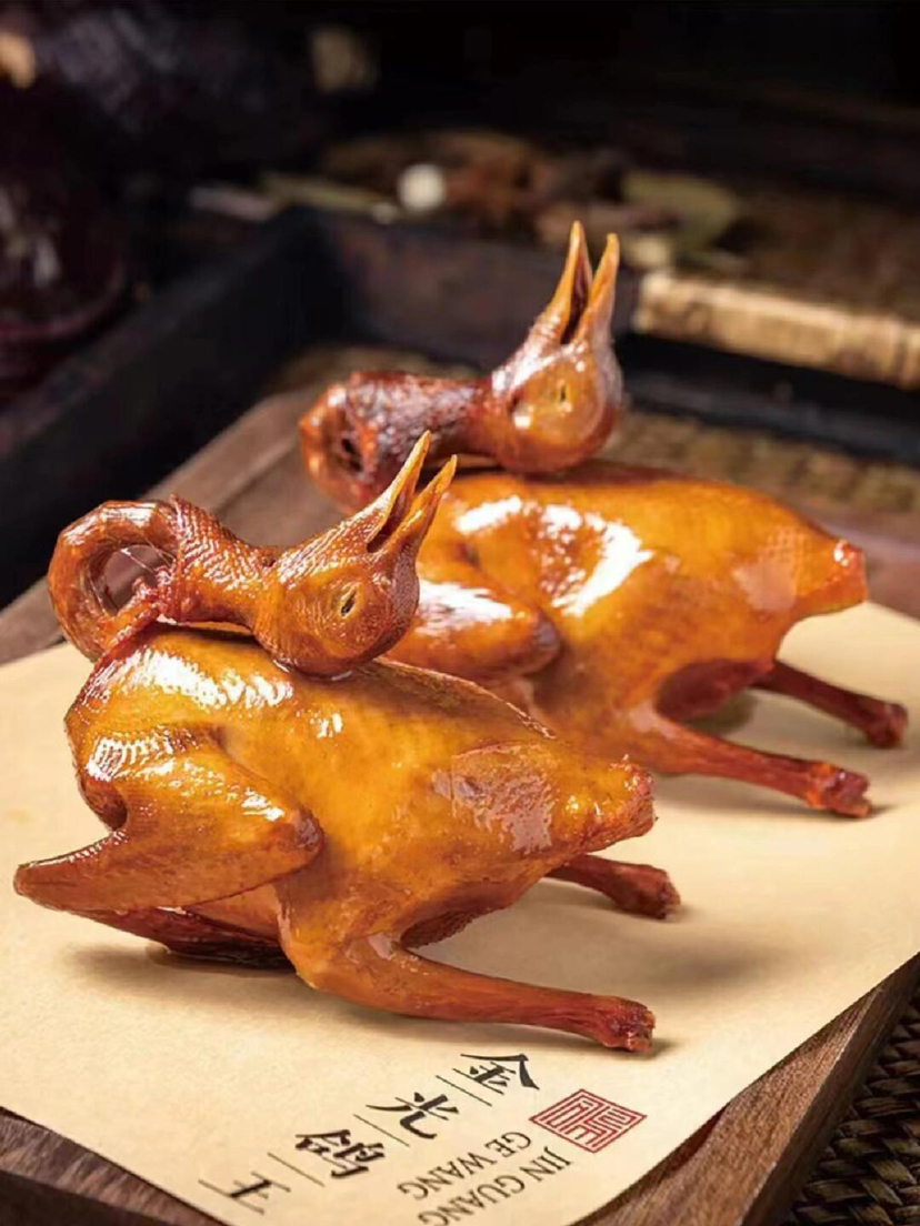 金光乳鸽，脆皮多汁