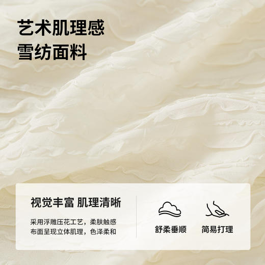 【内购】浮雕肌理压花木耳边立领珠扣松紧花瓣泡泡袖雪纺衫-151C58162 商品图4