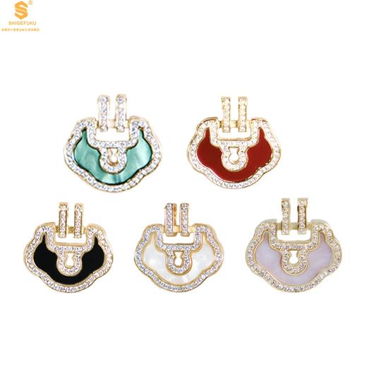 【精美饰品丨麒麟花荷如意项链】项链采用“锁”作为设计灵感，外框镶嵌了靓丽的小钻，设计风格别具一格，款式精致美丽，典雅大方，适合多种场合佩戴 商品图1