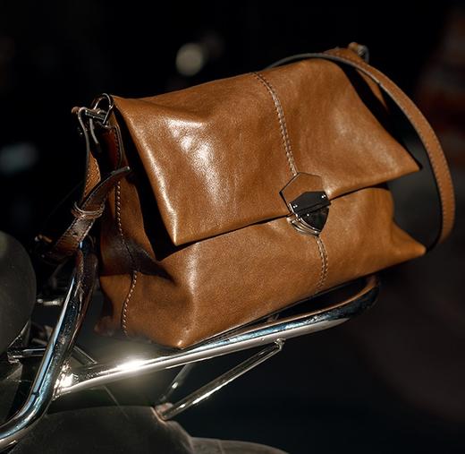 明治女包真皮邮差包植鞣皮斜挎包复古轻奢软皮腋下包 商品图0