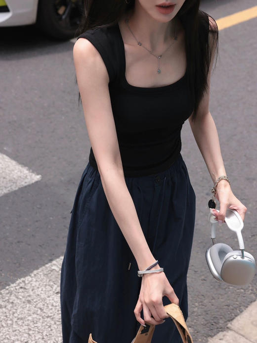 【OSMICARMIN辣妹正肩修身U领背心】“锁骨天花板”--遮副乳神器!!U型一字领十设计感不规则宽肩带!不费力穿搭 整个上身扬长避短!优化颈部肩部线条感! 商品图4